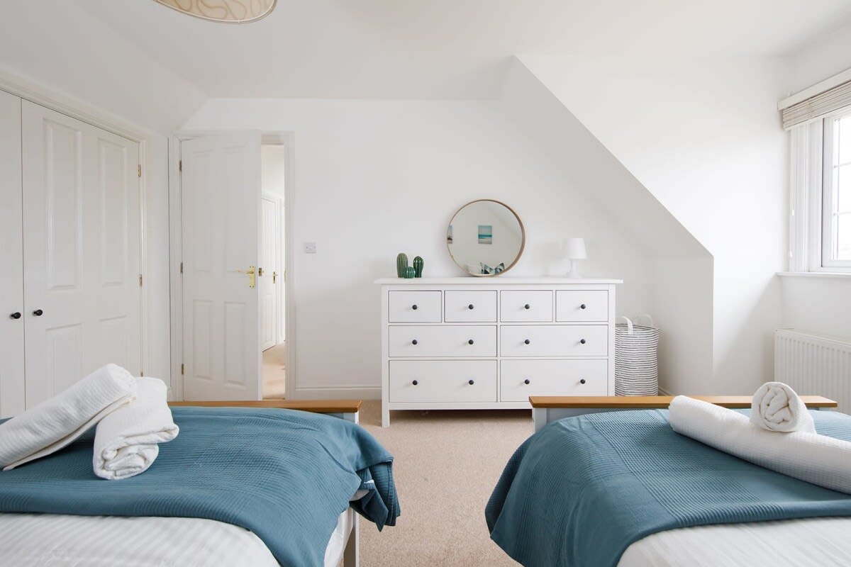Spacious twin room with plenty of cupboard and draw space.