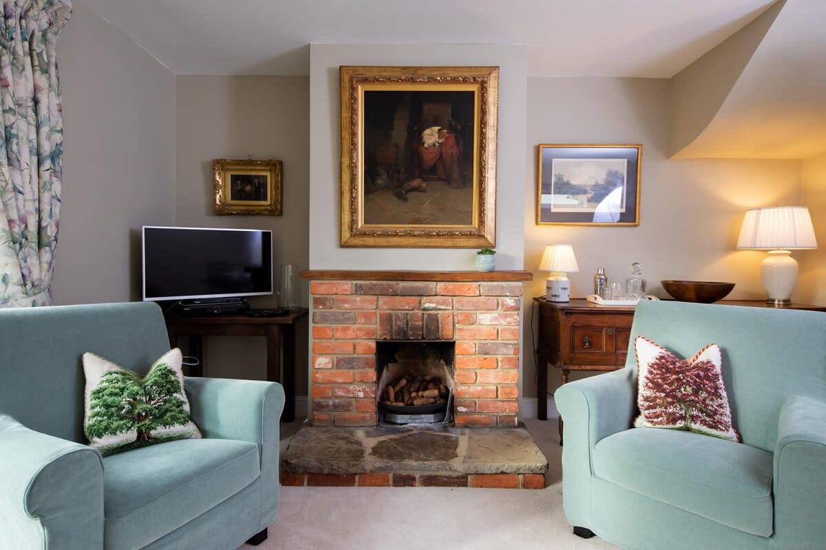 Welcome to Acer Cottage, a cosy cottage in the beautiful south downs.