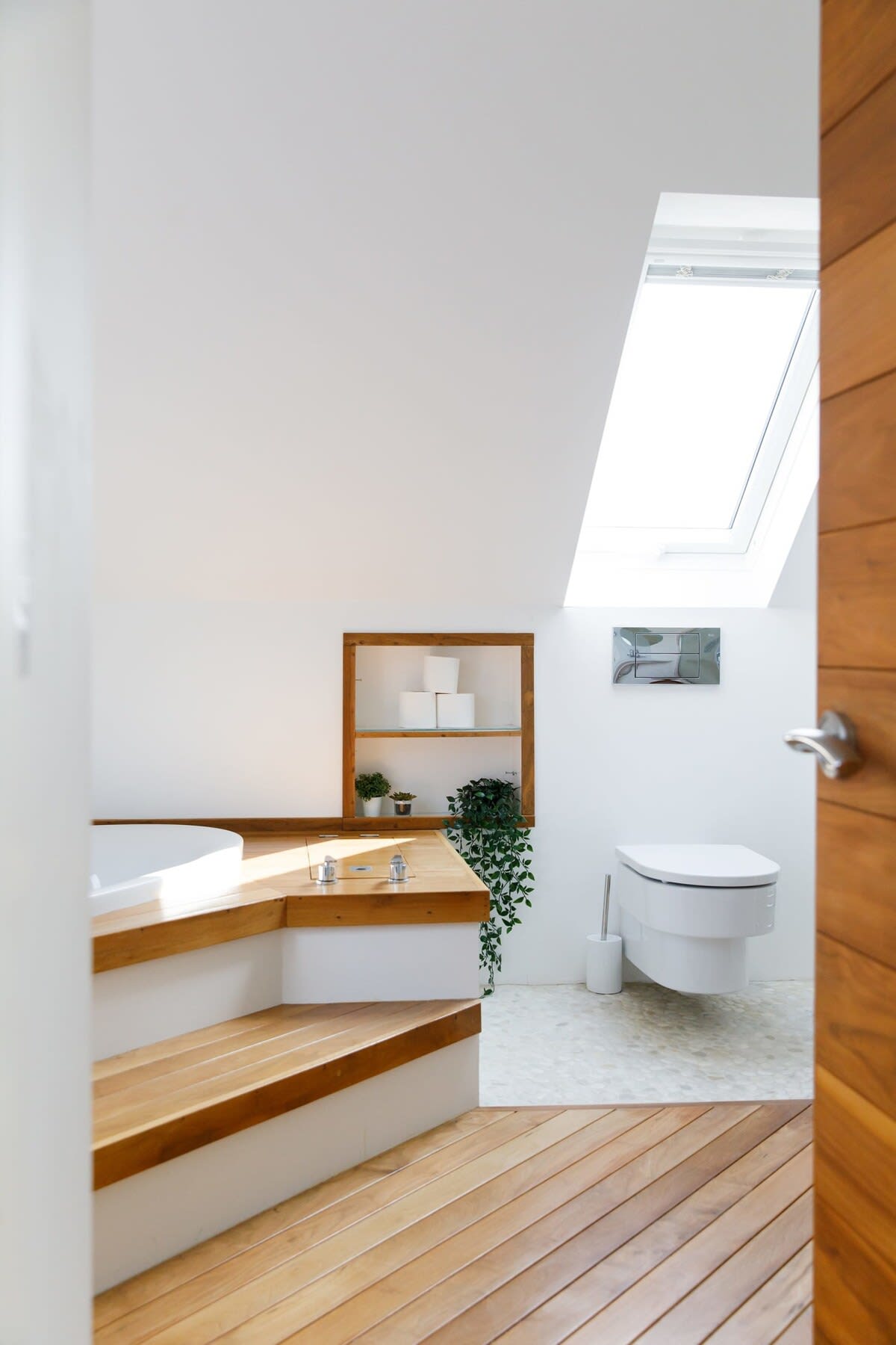 The ensuite has a luxurious sunken bath. Find time to unwind and clear your mind.