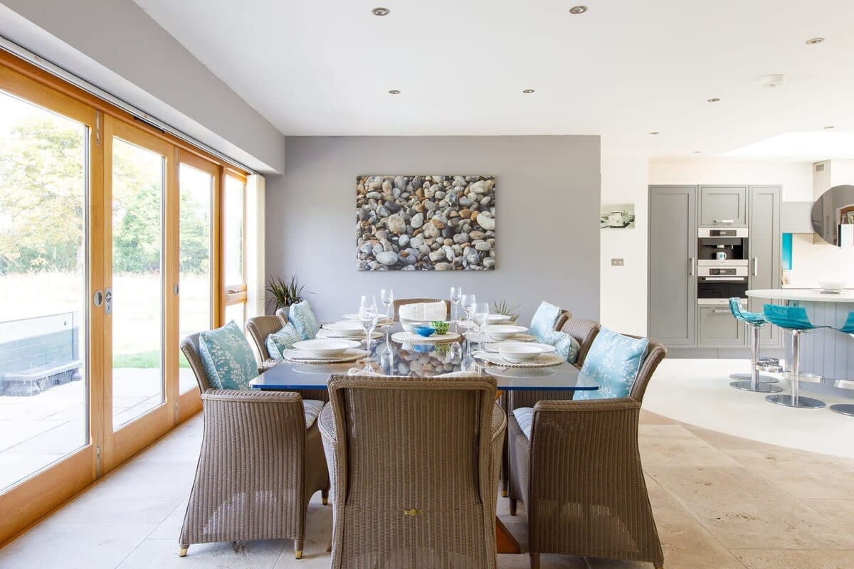 Open up the large doors to let the sea breeze in over breakfast, lunch or dinner.