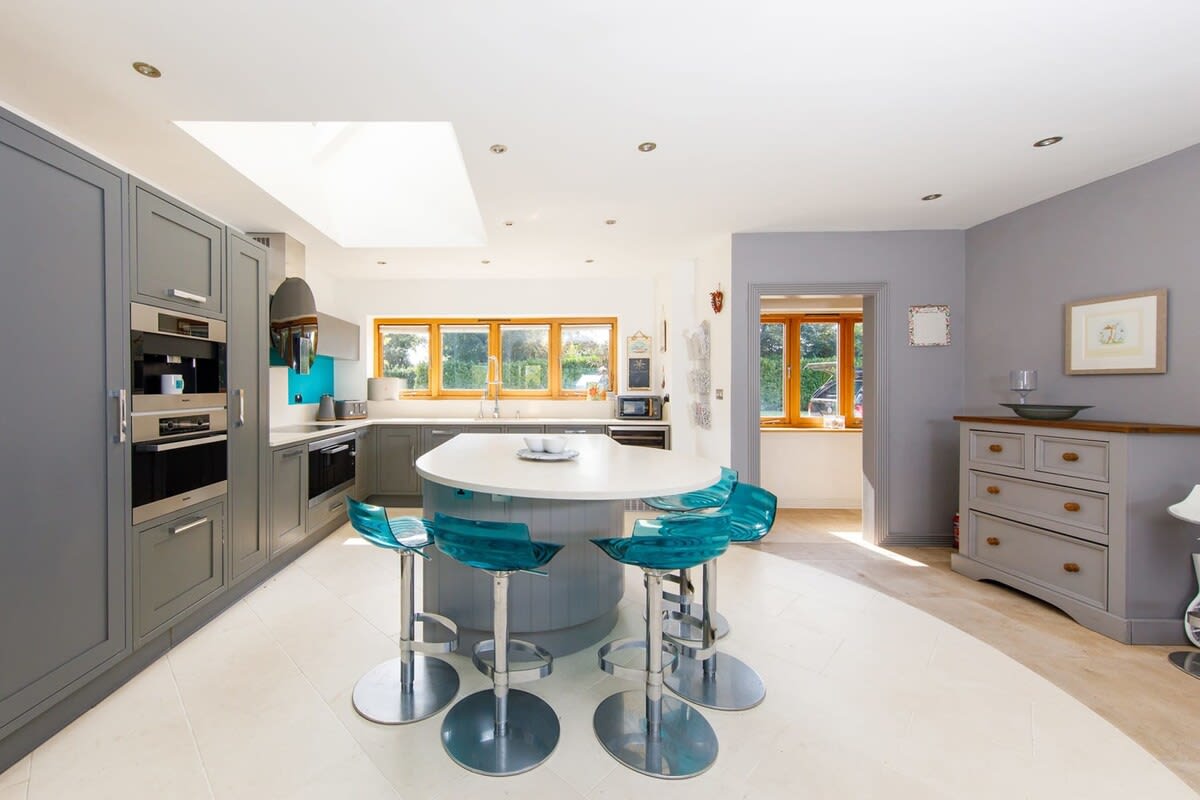 The breakfast bar can seat up to 5 people. Enjoy a morning coffee or evening drink with your loved ones.