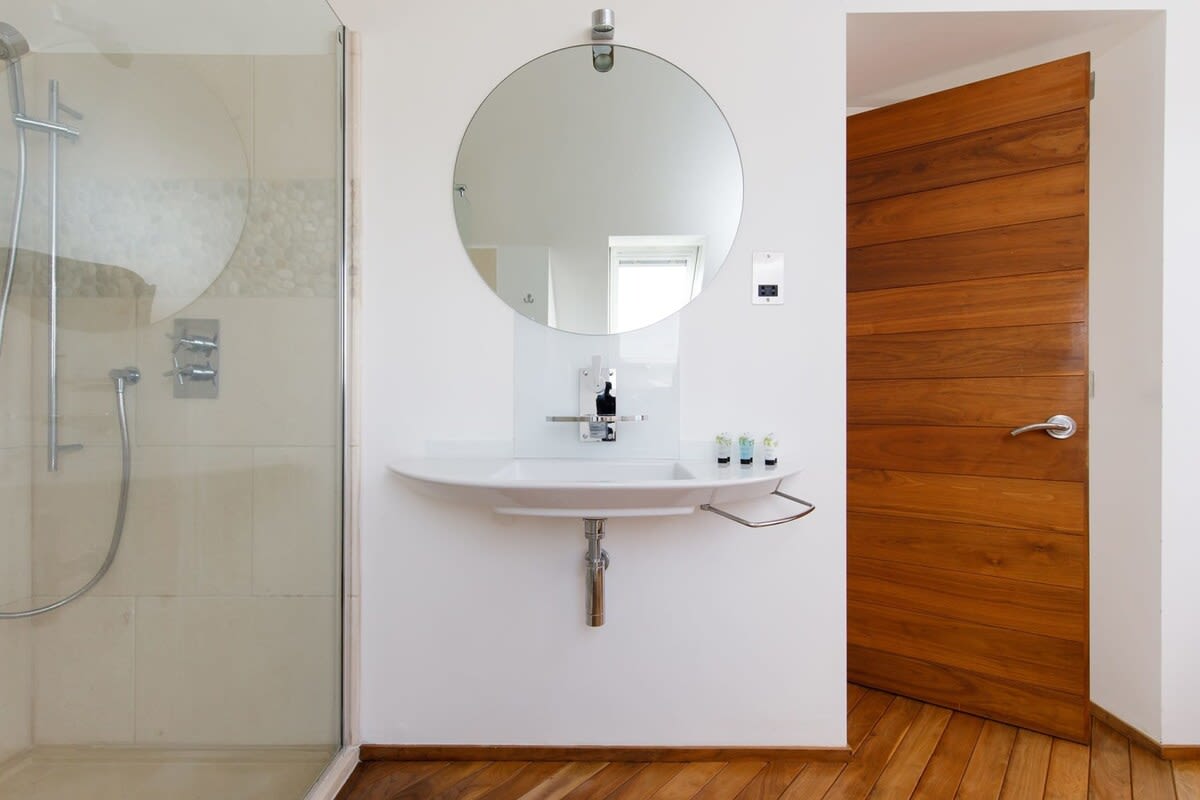 You're spoilt for space in the master ensuite!