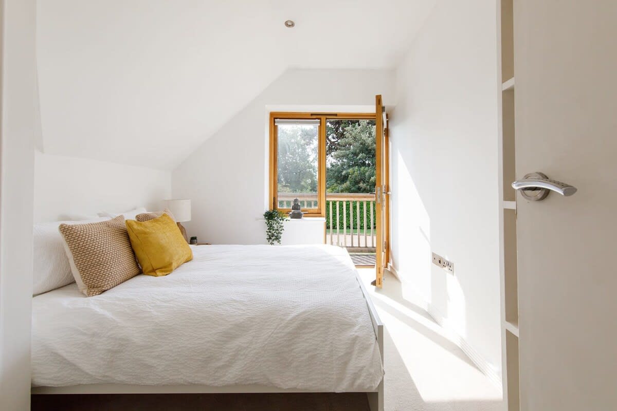 Wake up to nothing but sunshine and country air!