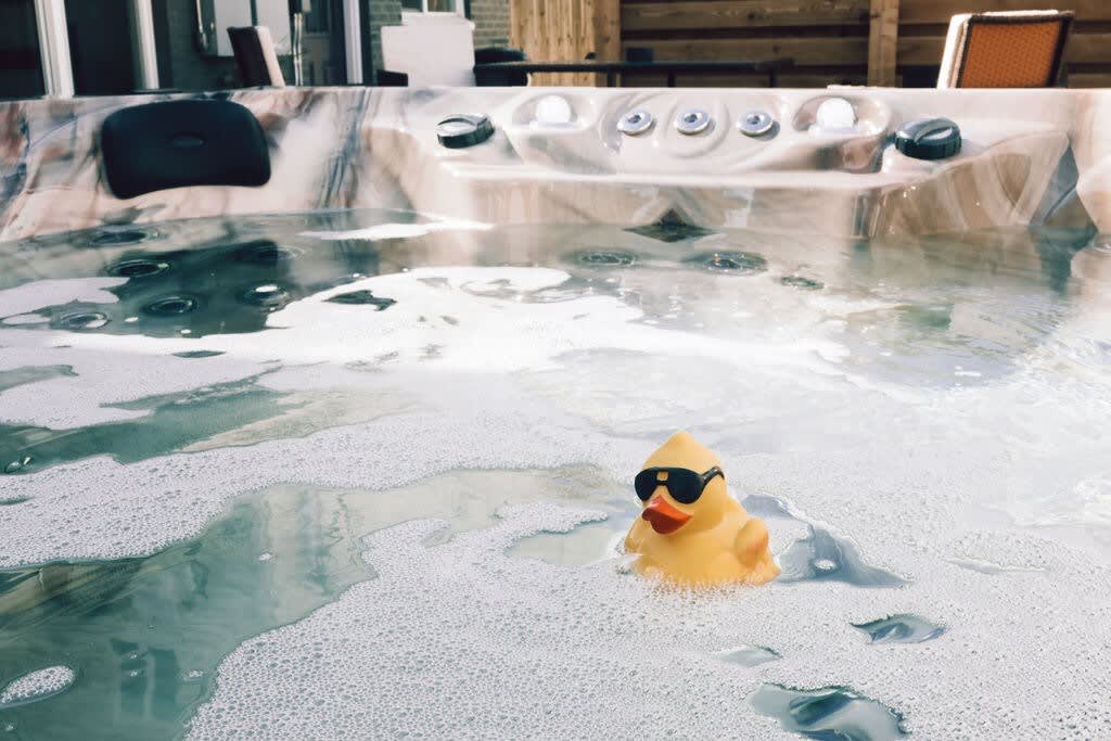 Spacious & Pet Friendly- Hot Tub & Mountain Views - Thornton, CO