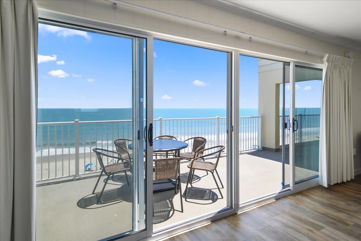 Oceanfront Penthouse w Tons of Space and a Pool | Photo 3