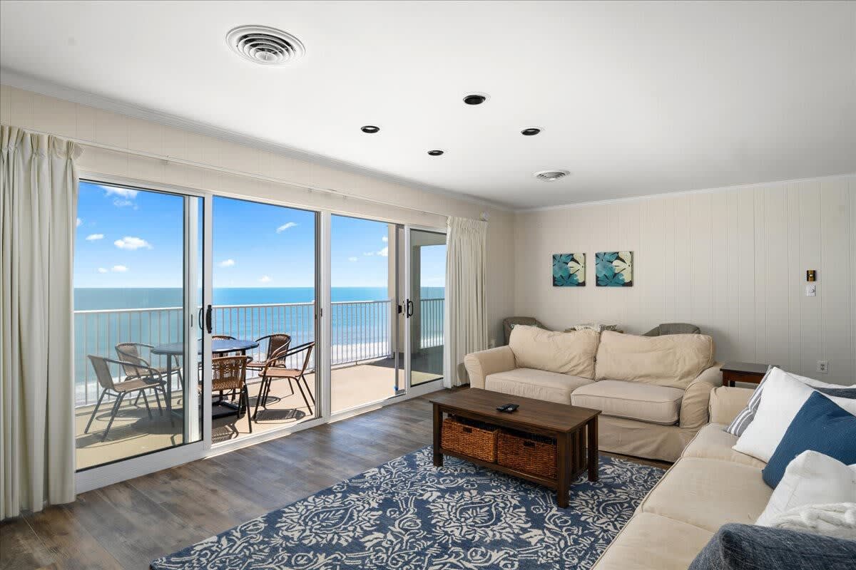 Oceanfront Penthouse w Tons of Space and a Pool | Photo 2