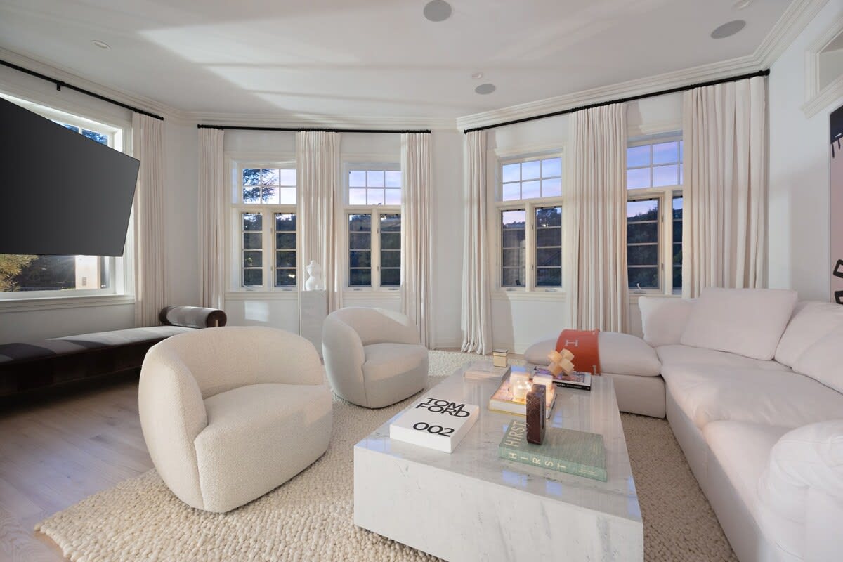 White designer furniture compliment the pleasant atmosphere to make you feel at home