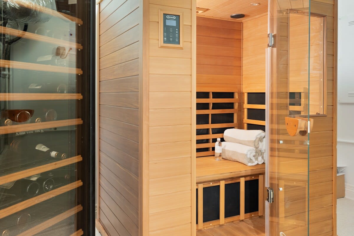 Leave your worries behind in the steam sauna. Next to the wine cooler.