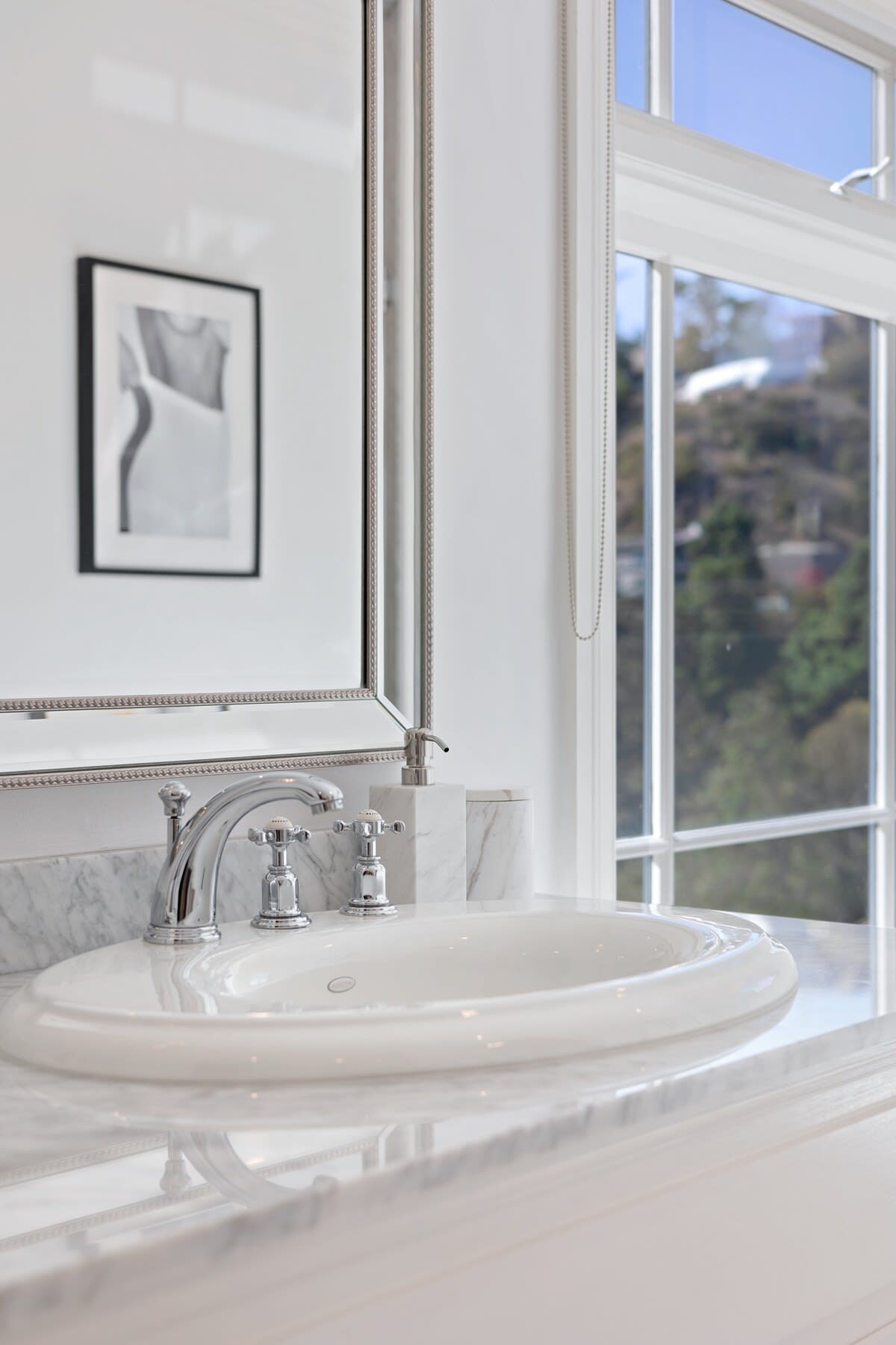 Exquisite design features in the expansive ensuite bathroom