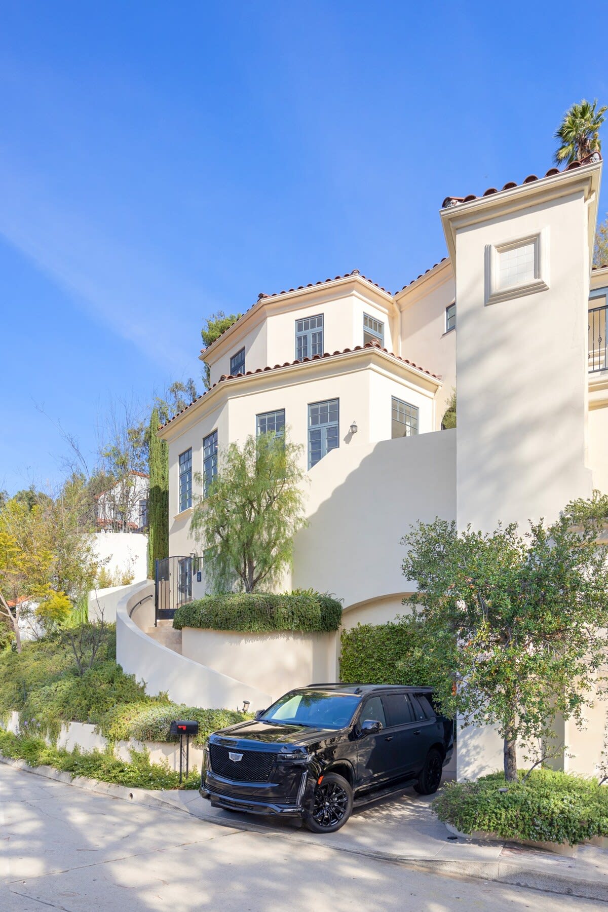 Offering full concierge services, including luxury car rentals