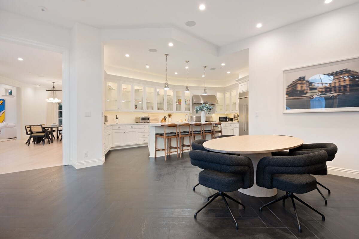 Plenty of space for a delicious meal or conversation with a cup of coffee!