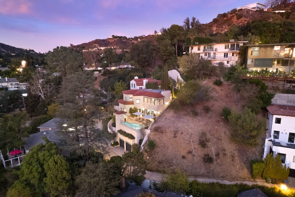 Centrally located just 5 minutes from the Beverly Hills Hotel