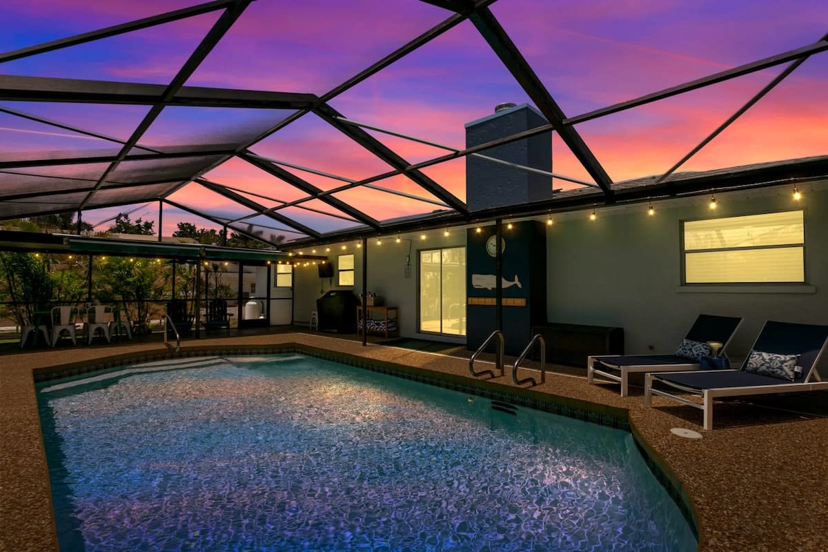 5 mi to AMI, Heated Pool, Game Room, 4BR/14PPL