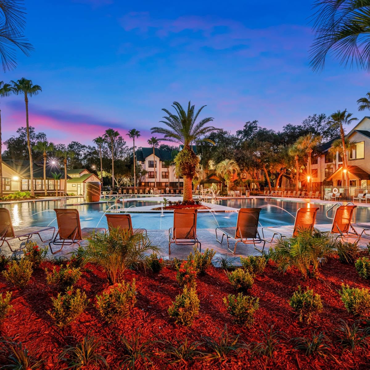 5 MI to Busch Gardens + 2 MI to USF + Pool + Gym