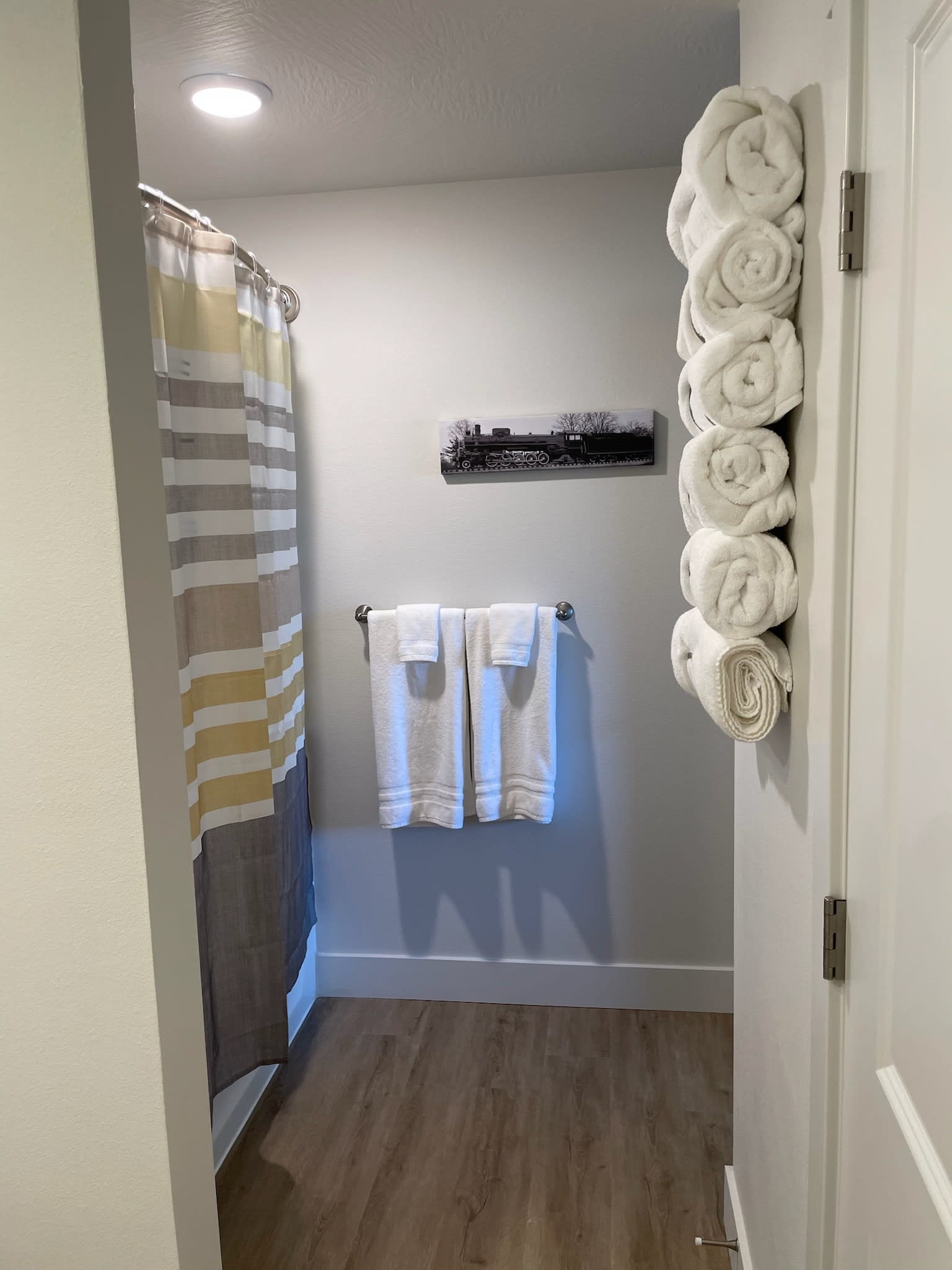 Ensuite bathrooms with tub/shower combos supply plenty of towels for your use.