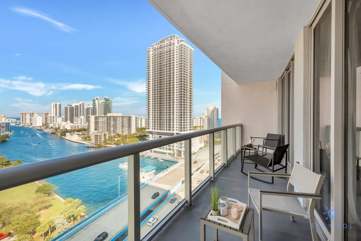 Beautiful Apartment w/ Balcony 1BR- Near Beach