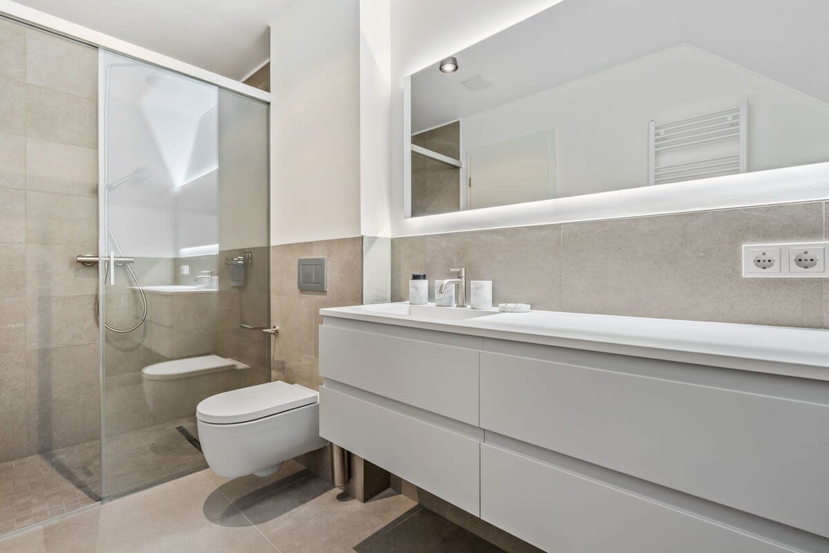 A bright and modern bathroom with clean lines and high-end finishes.