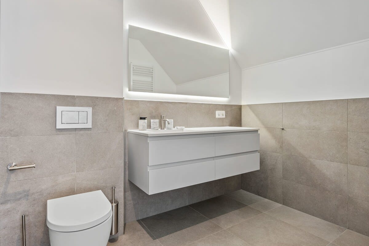 Minimalist bathroom elegance with a spacious walk-in shower for ultimate relaxation.