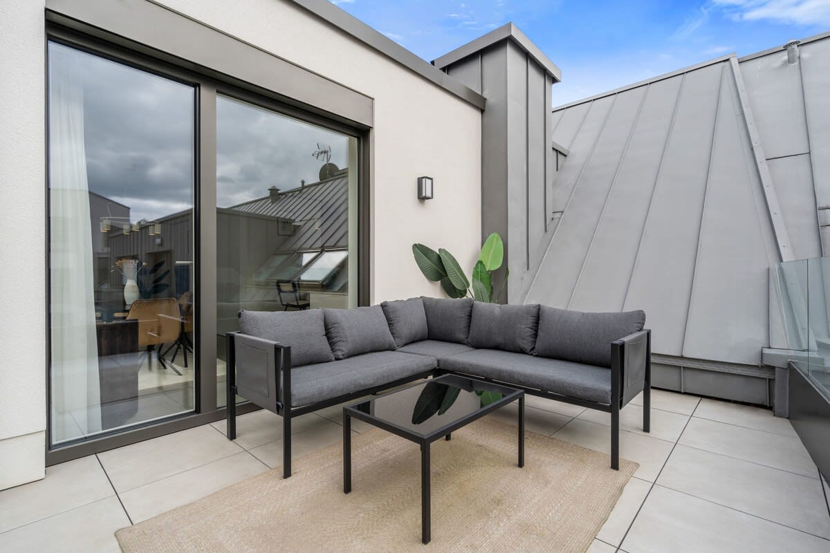 Spacious terrace to enjoy the fresh air and urban landscape.