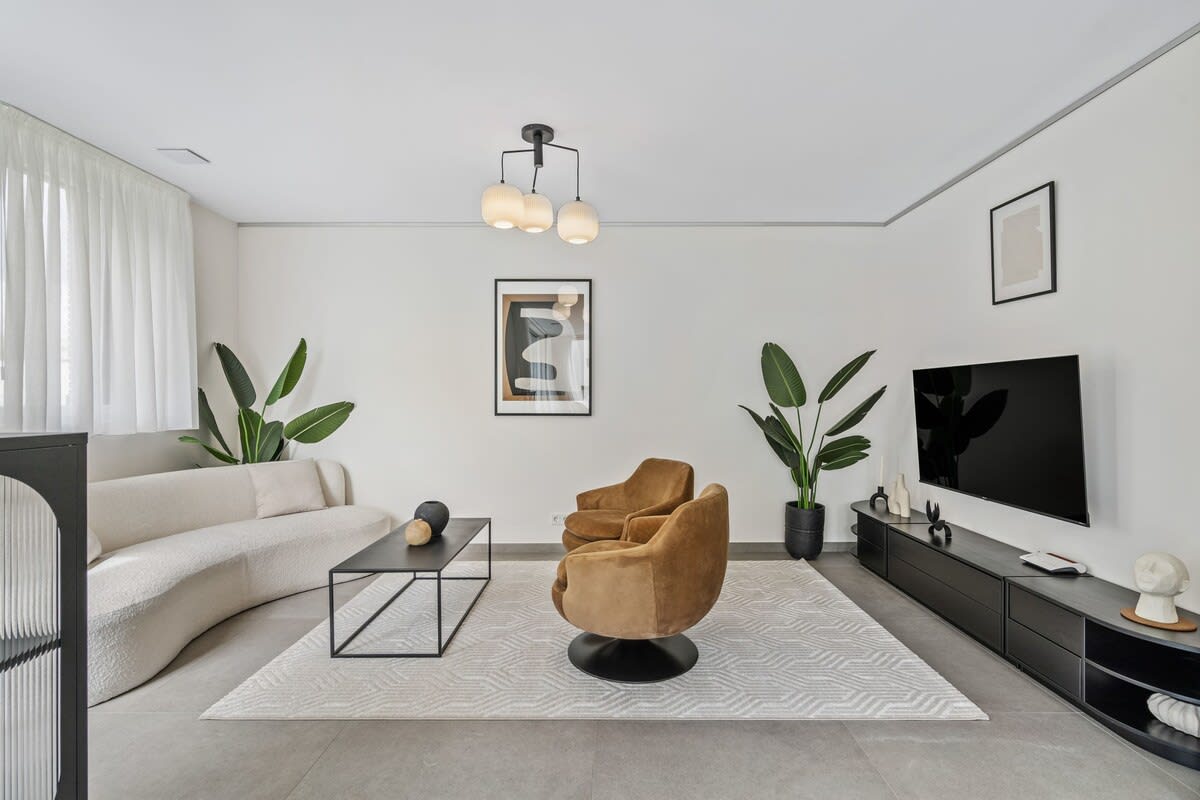 Contemporary living room that combines comfort with modern aesthetics.
