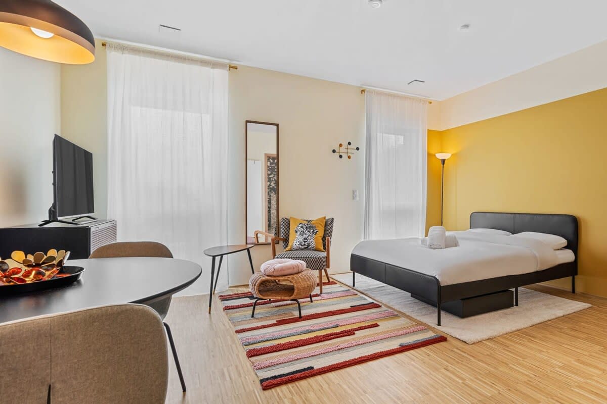 Chic & cozy studio—perfect for relaxing after a city adventure.