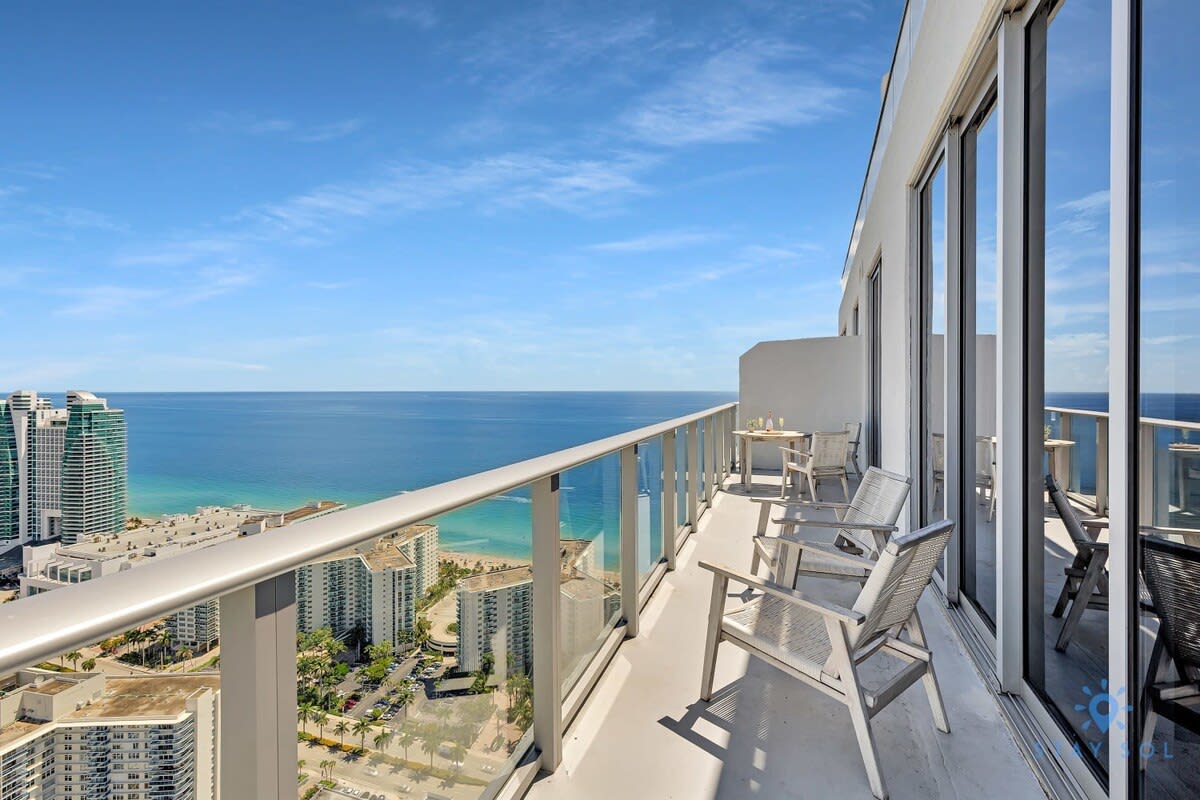 Luxury Penthouse Spectacular Views & Parking