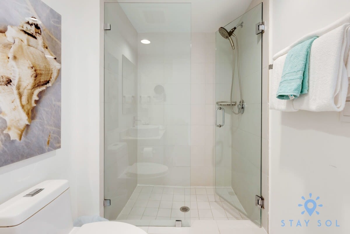 Upper studio w/ Private Balcony + Pool + Gym