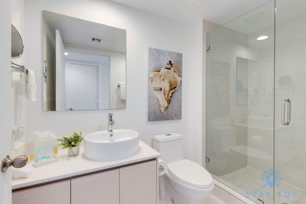 Upper studio w/ Private Balcony + Pool + Gym