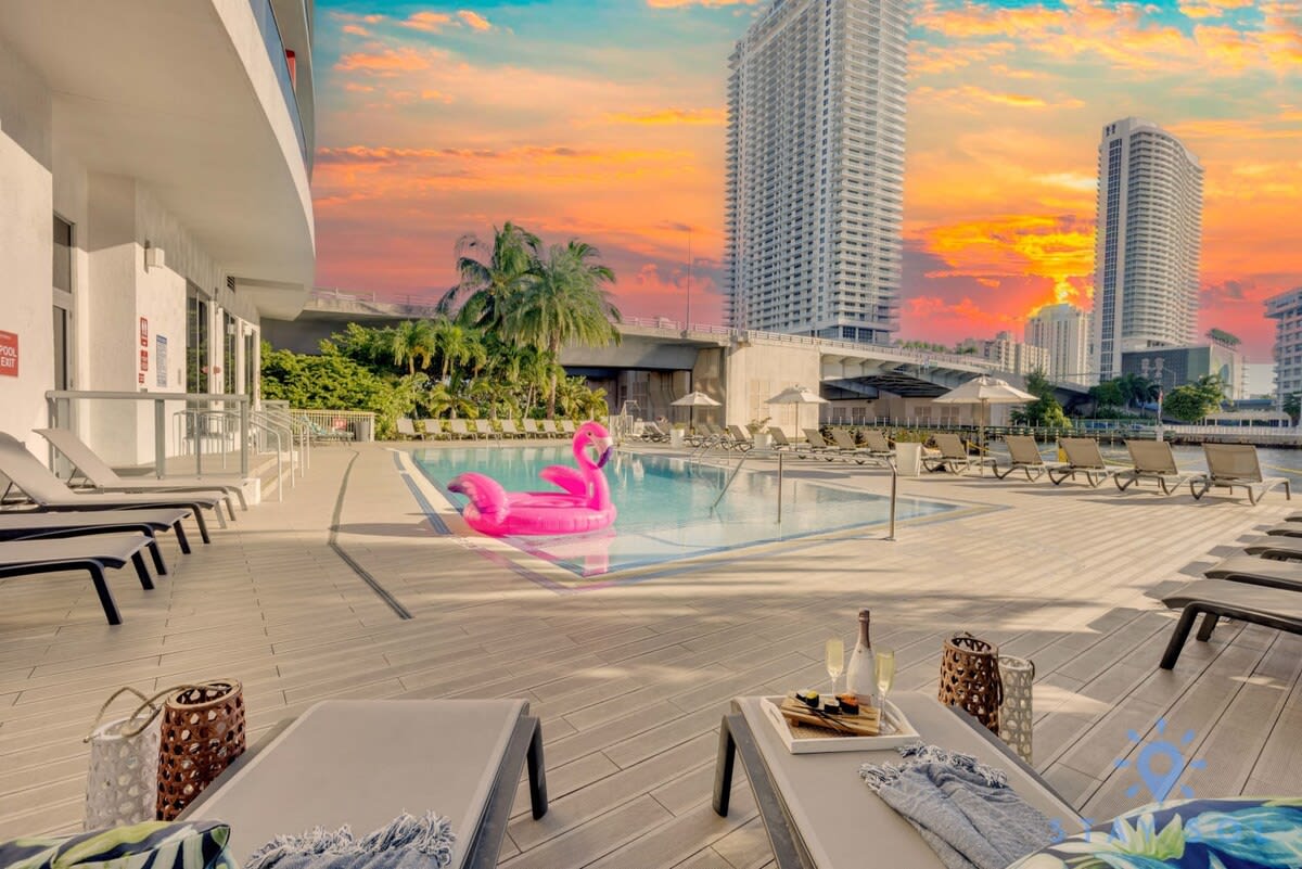 Resort Upper Studio | Pool, Gym & Coastal Vibe