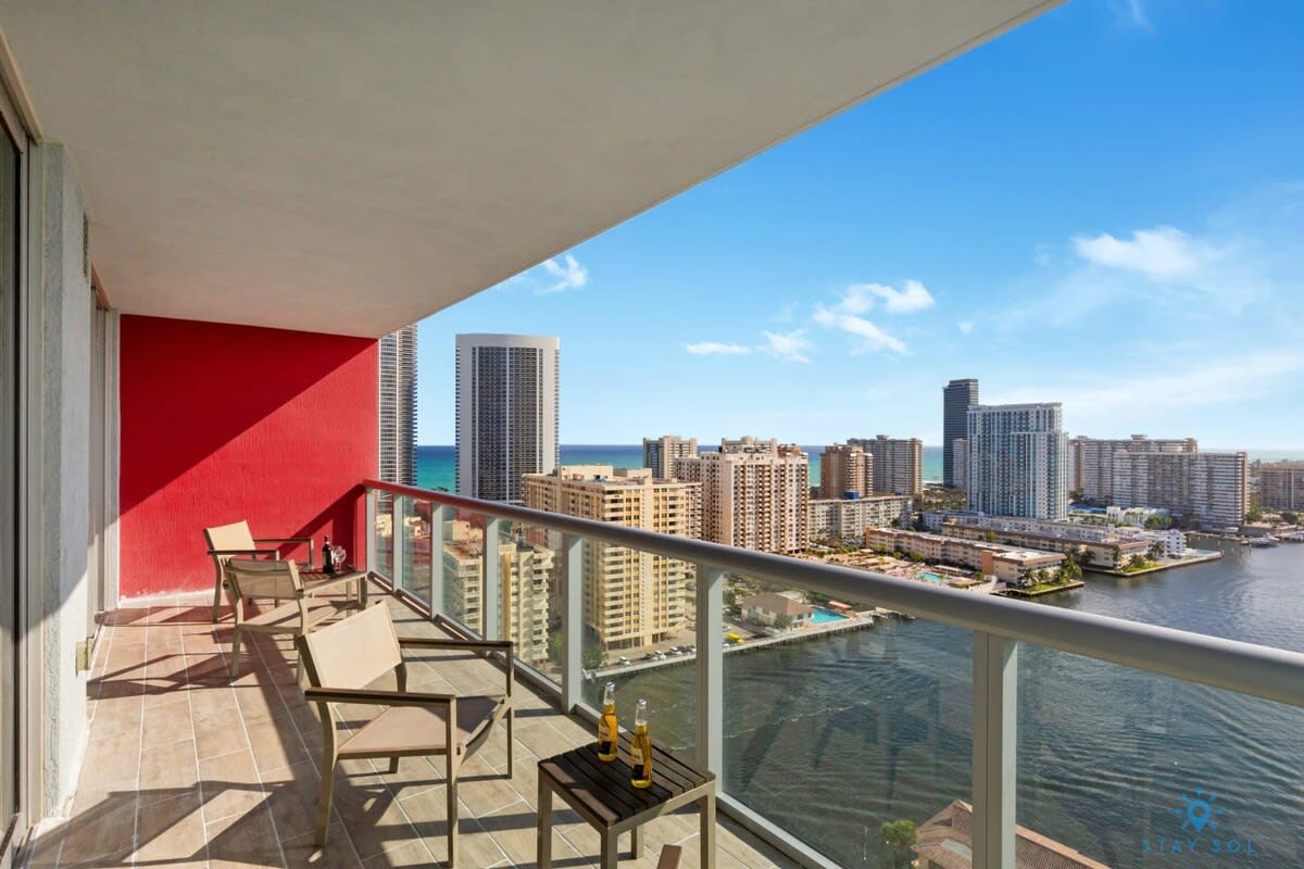 Amazing Upper Apt w/Private Balcony + Gym + Pool
