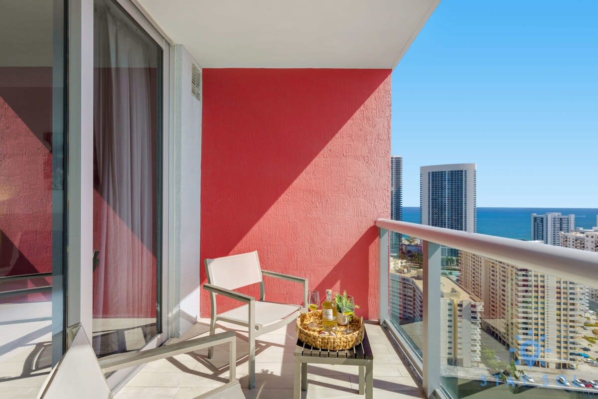 Amazing 2BR w/Private Balcony + Sleeps 6 + Pool