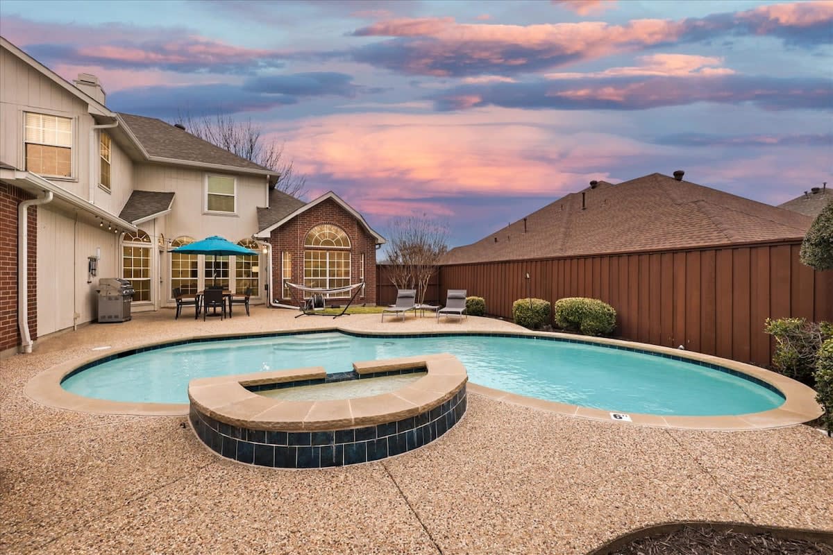 5 Bedrooms, Backyard Oasis - Groups Welcome! — Plano, TX — vacation rental