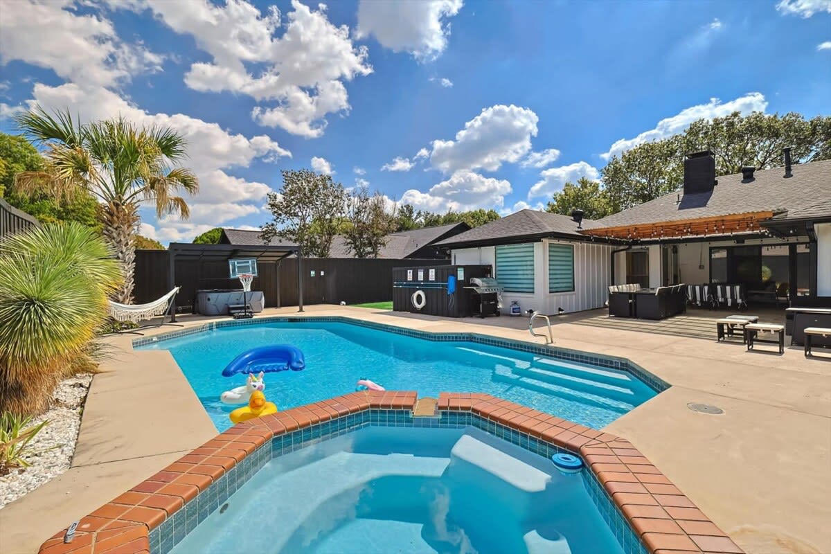 Plano Perfect Getaway - Pool, Hot Tub, BBQ Grill — Plano, TX — vacation rental