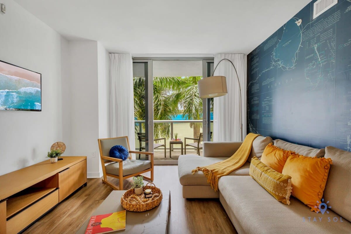 Apartment w/ Balcony+ Pool+ Near Beach — Hallandale Beach, FL — vacation rental