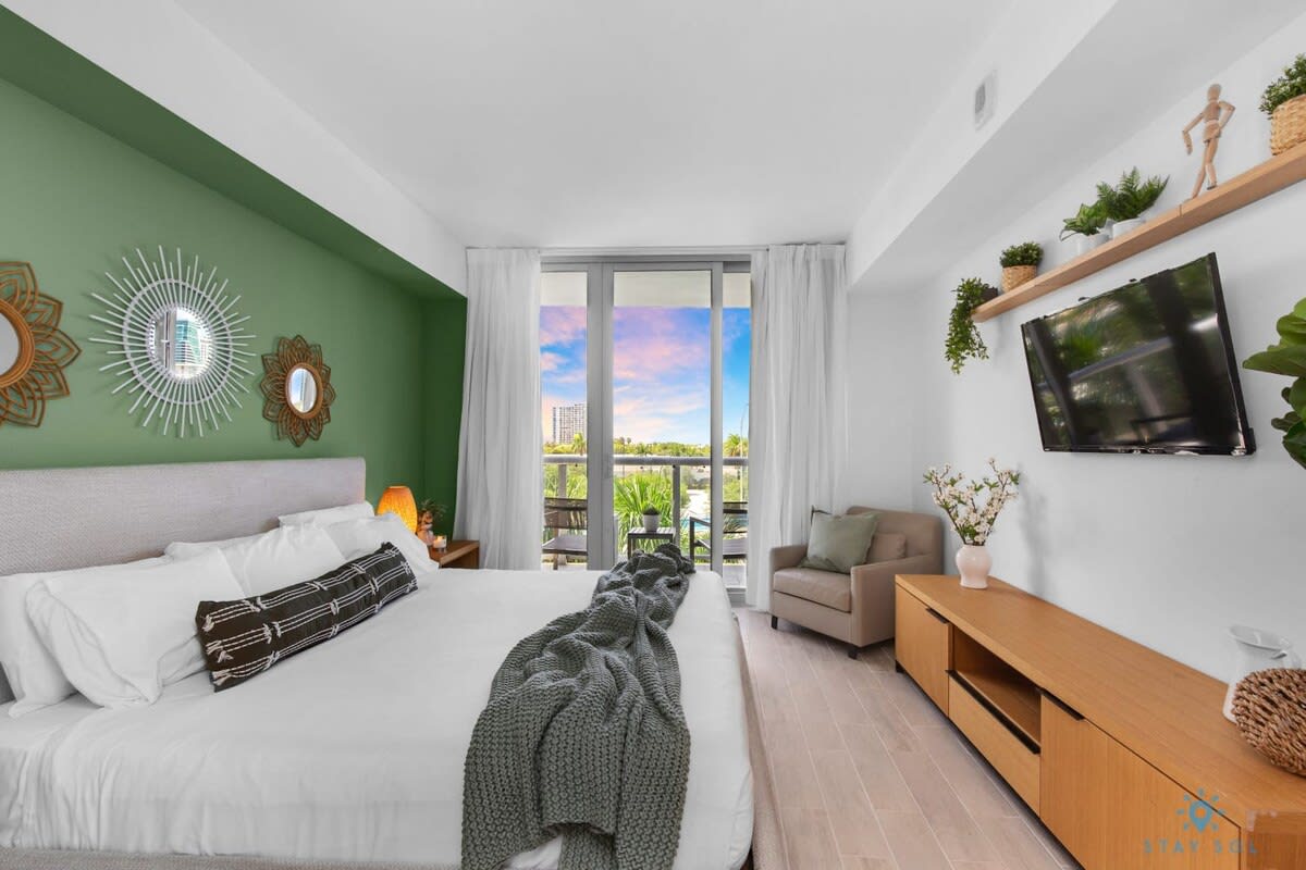 Tropical Apartment w/Balcony|Pool|Up To 4+ Gym — Hallandale Beach, FL — vacation rental