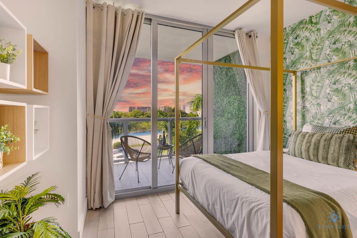 Tropical Apartment –Balcony |Resort:Pool+ Gym — Hallandale Beach, FL — vacation rental
