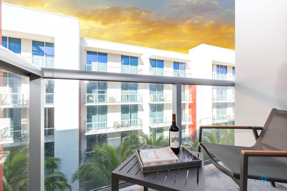 Hot tub & Rooftop pool+ Near Beach — Hollywood, FL — vacation rental