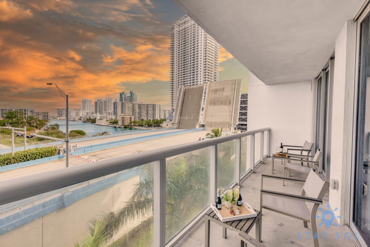 Modern Apt w/ Balcony - Gym - Near Beach - Pool