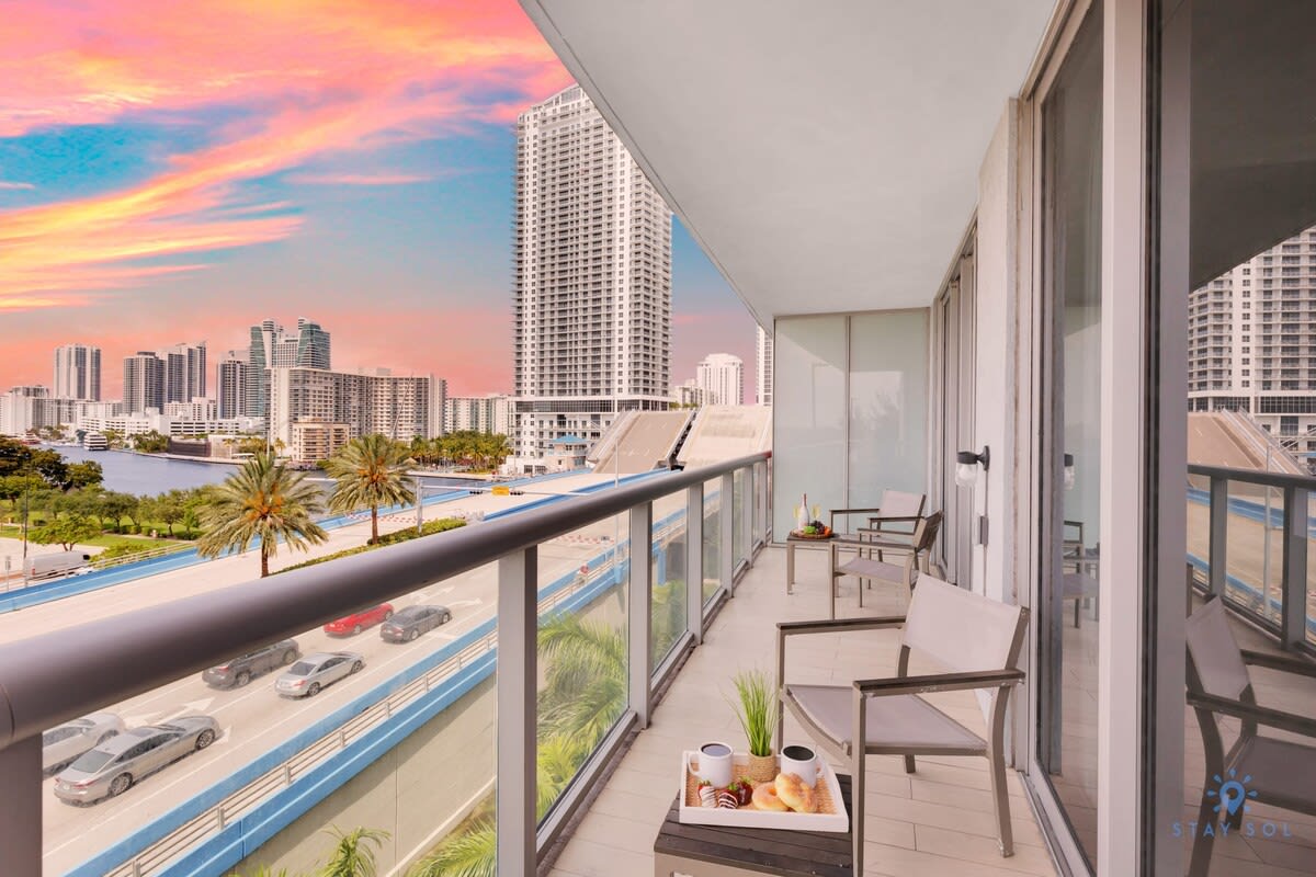 Beautiful Apt w/ Balcony+ Amazing Pool+ Near Beach