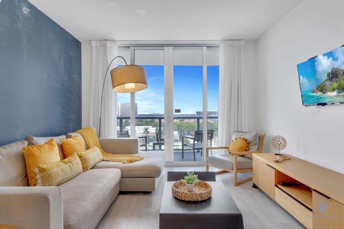 Sunset Oasis: 2BR, Balcony, Pool, Perfect Getaway — Hallandale Beach, FL — vacation rental