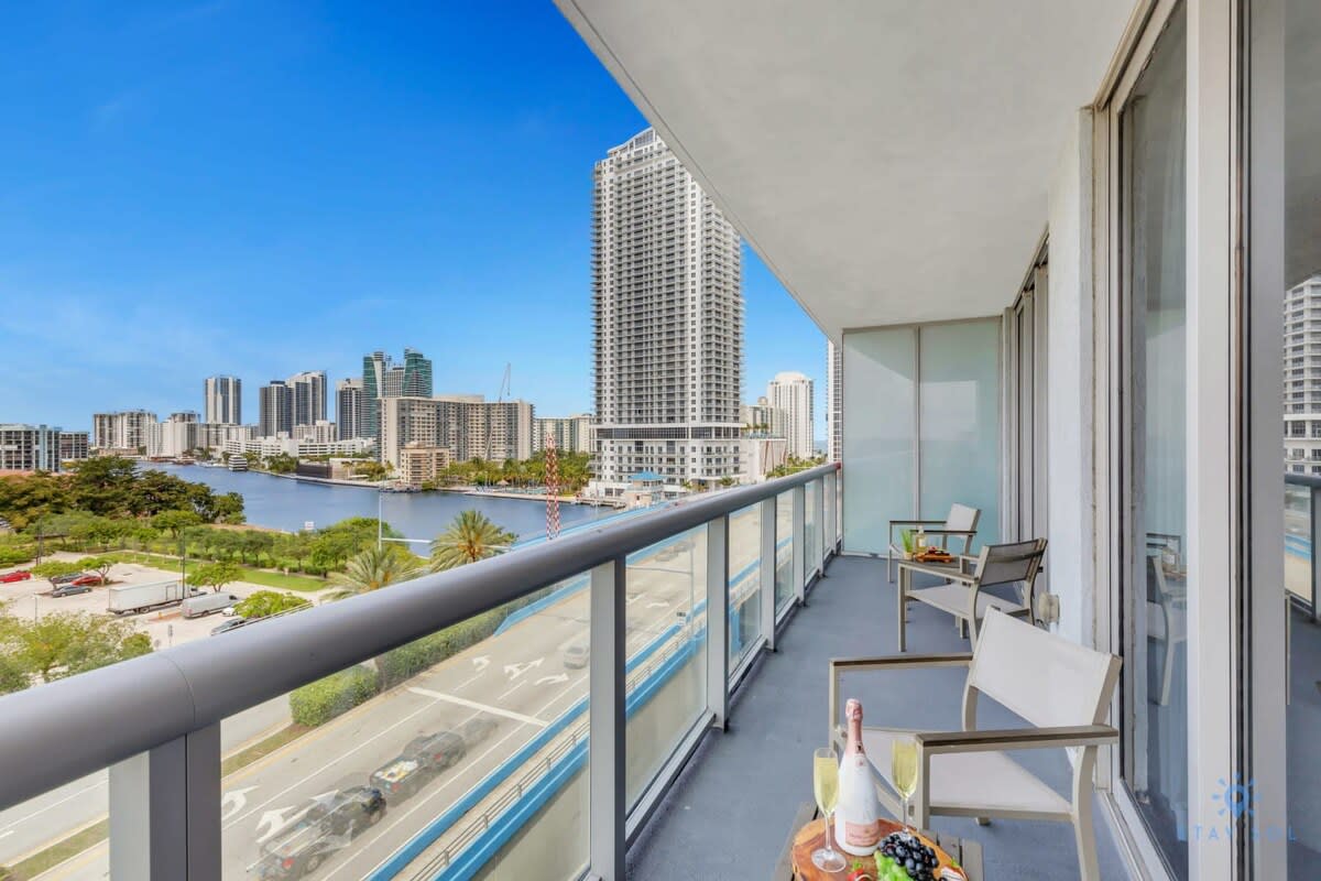  2BR Modern Stay • Pool, Gym, Balcony