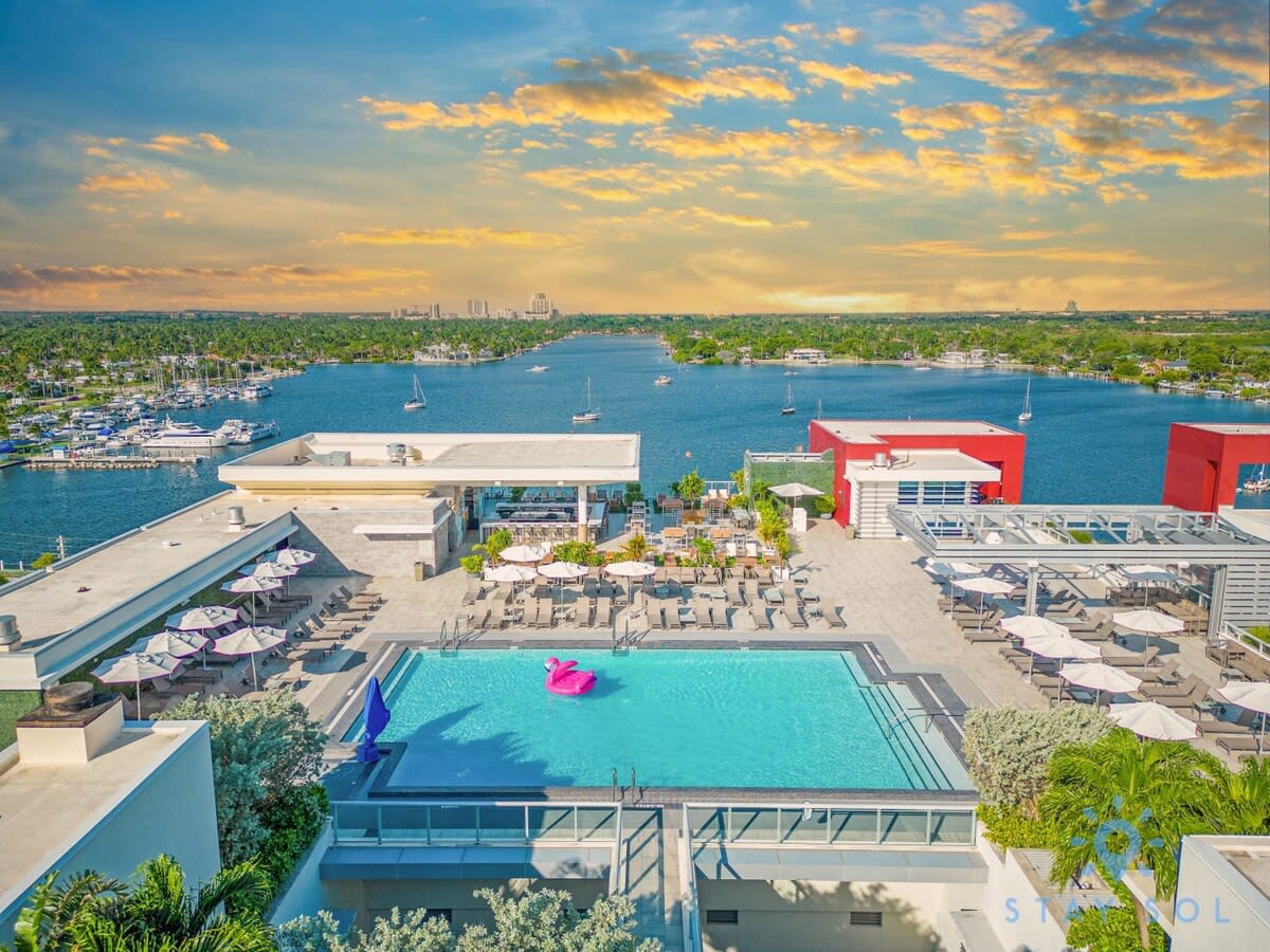 Rooftop Pool+ Hot Tub+ Gym+ Hollywood Beach