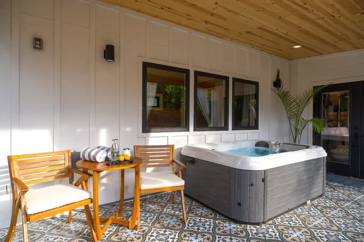 Hot tub, Fireplace, Studio, Close to Main St. — Fredericksburg, TX — vacation rental