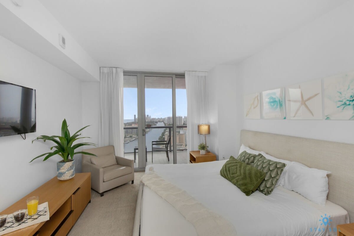 1BD - Infinity View, Pool & Gym — Hallandale Beach, FL — vacation rental