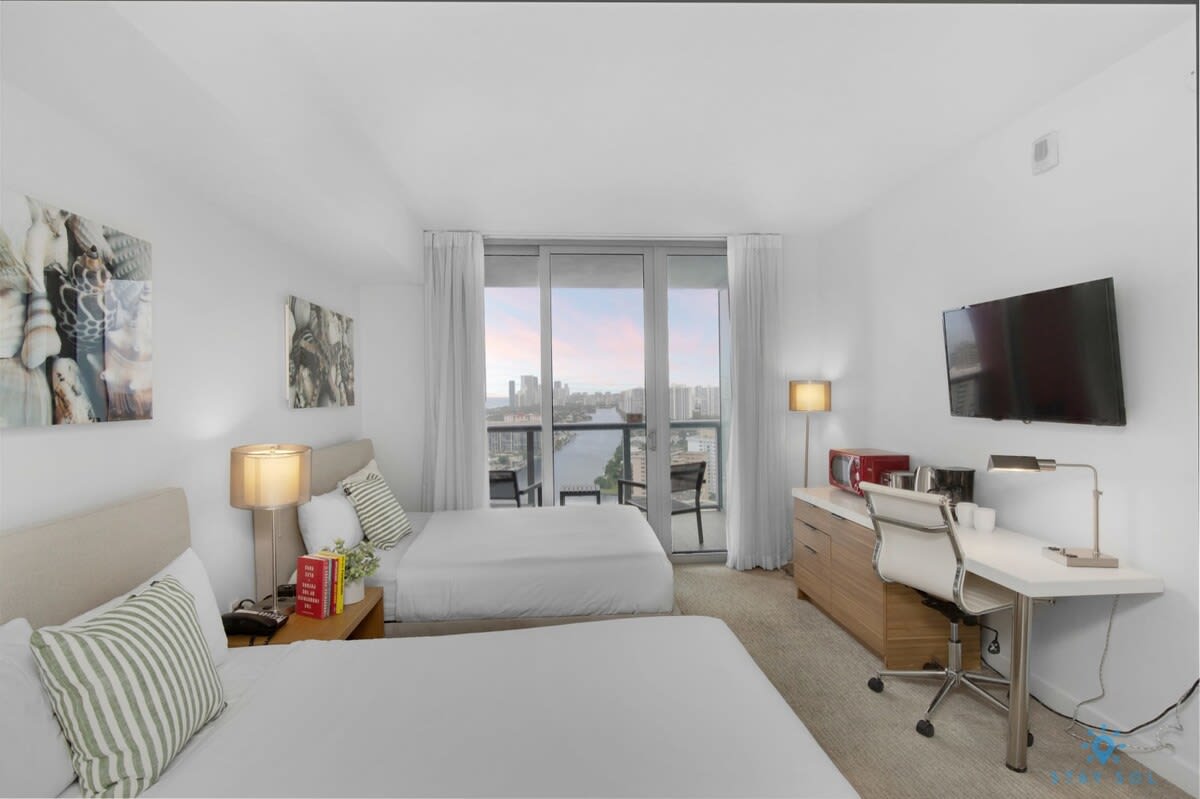 VT Stylish Studio + Balcony + Pool + Gym — Hallandale Beach, FL — vacation rental