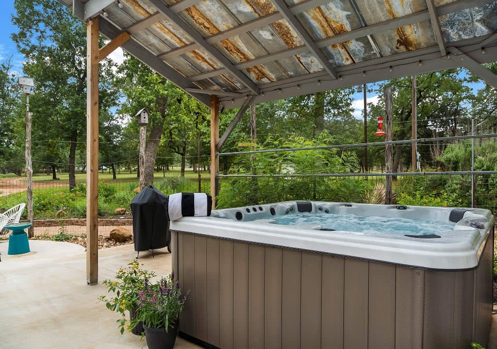 Casa Crabapple, Hot Tub, Pet friendly! — Fredericksburg, TX — vacation rental