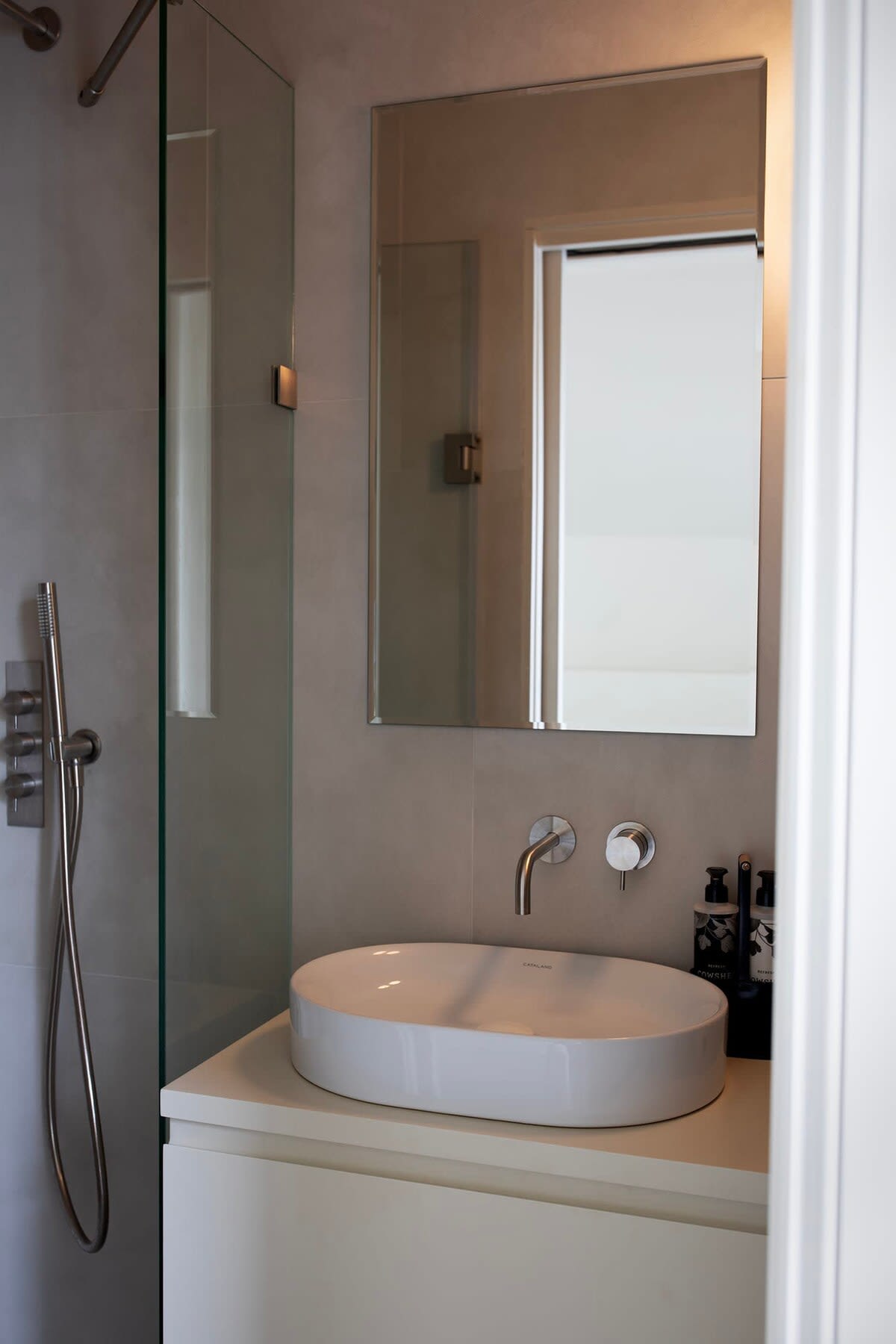 Beautiful 2 Bedroom Canal Home, Little Venice in Blomfield Road 75 W9 1AB - Property image 28 - VivreStays