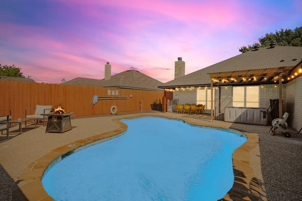 Paradise, Modern Home, Pool & Hot Tub — Waxahachie, TX — vacation rental