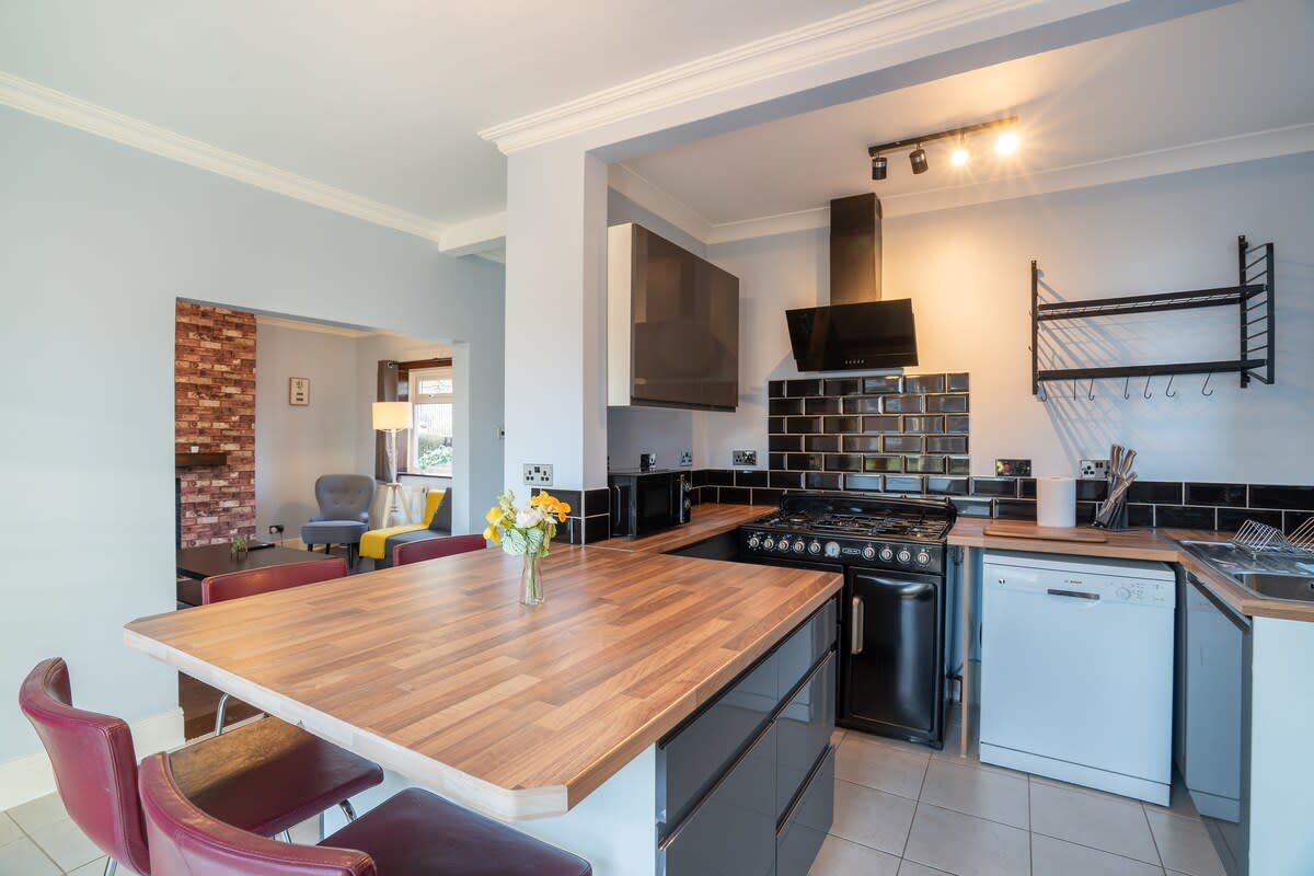 Stylish 3 Bed House-Free Parking - Foto 1