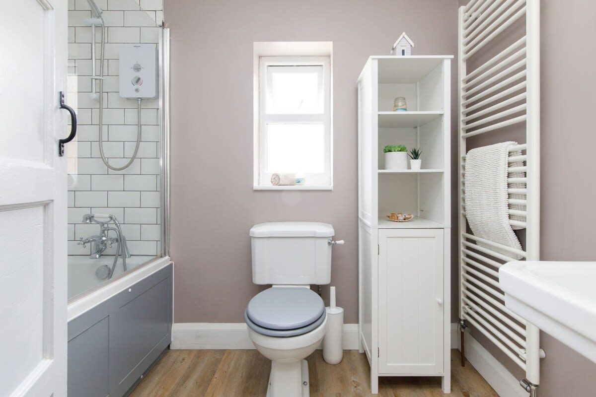 The spacious family bathroom.